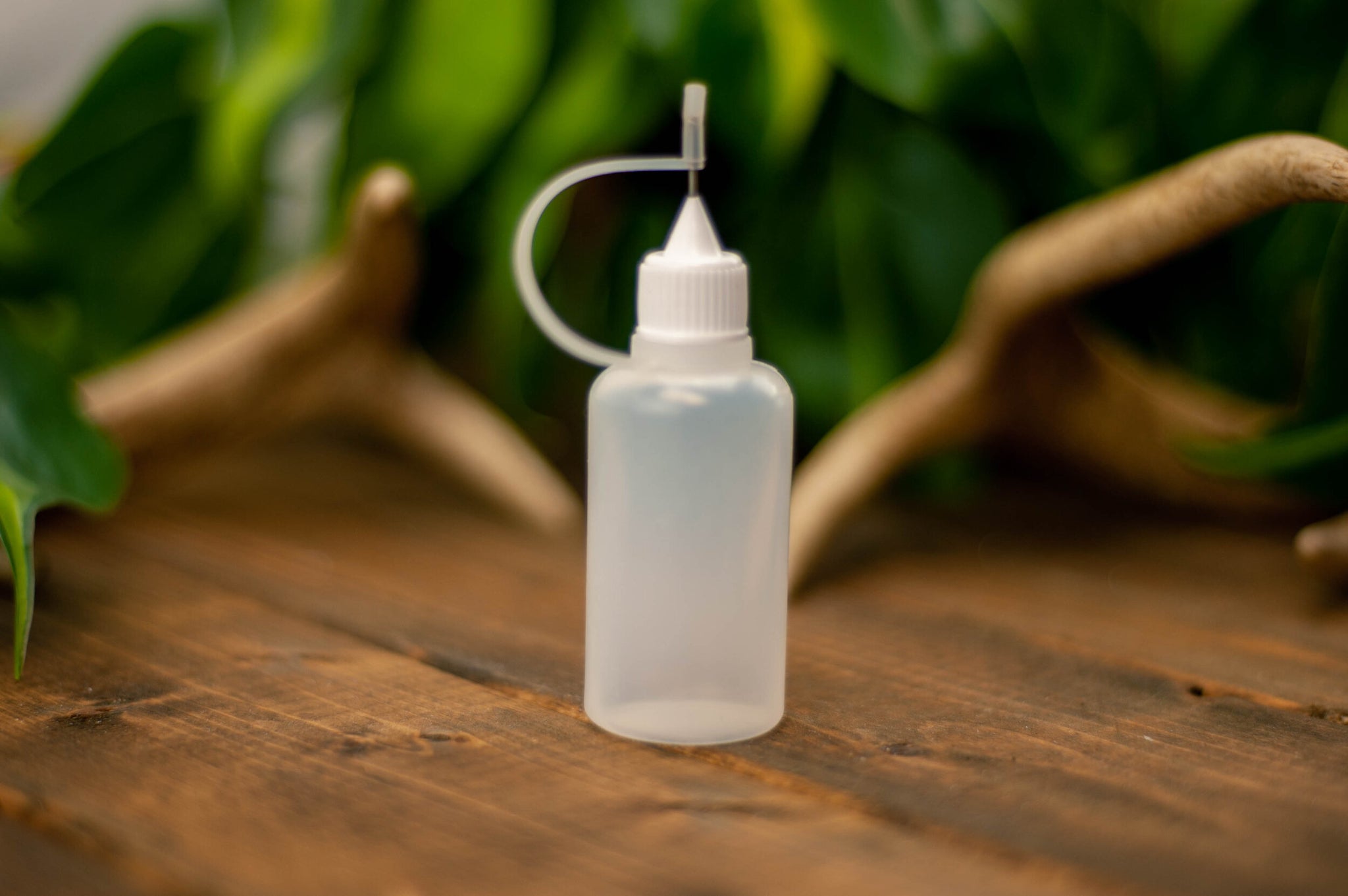 Glue Bottle with Glue Tips for Fletching Arrows